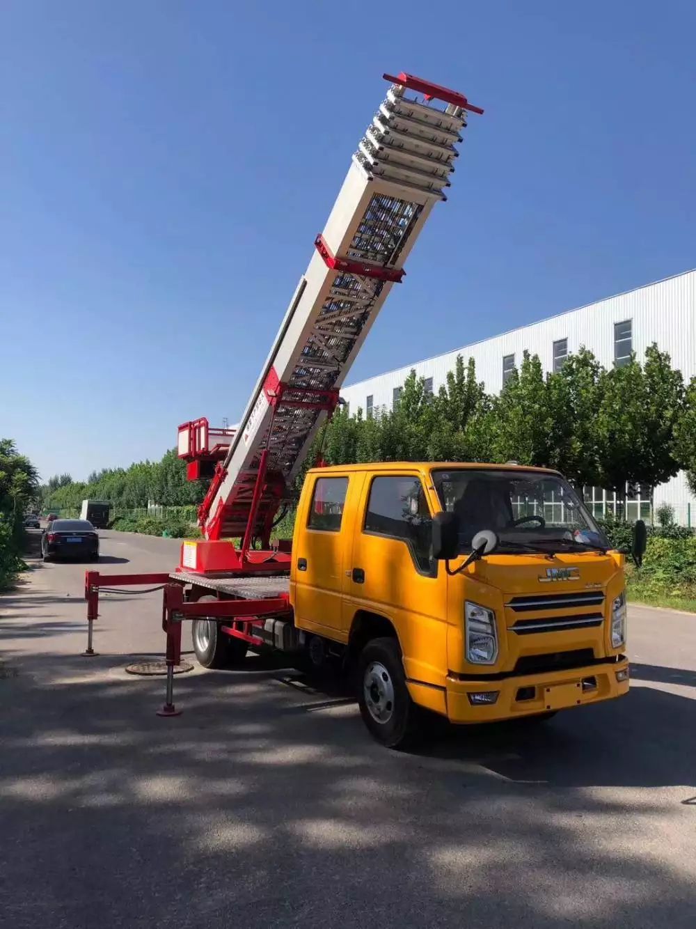 莺歌海镇附近的云梯车出租服务：轻松解决高空作业需求